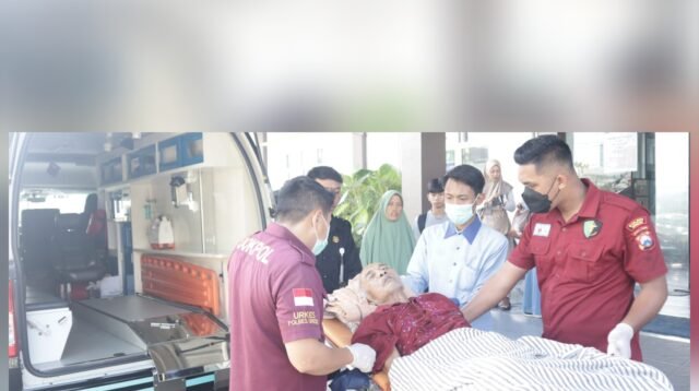 Warga Kebomas Pulang dari Rumah Sakit dengan Ambulan Gratis Polres Gresik