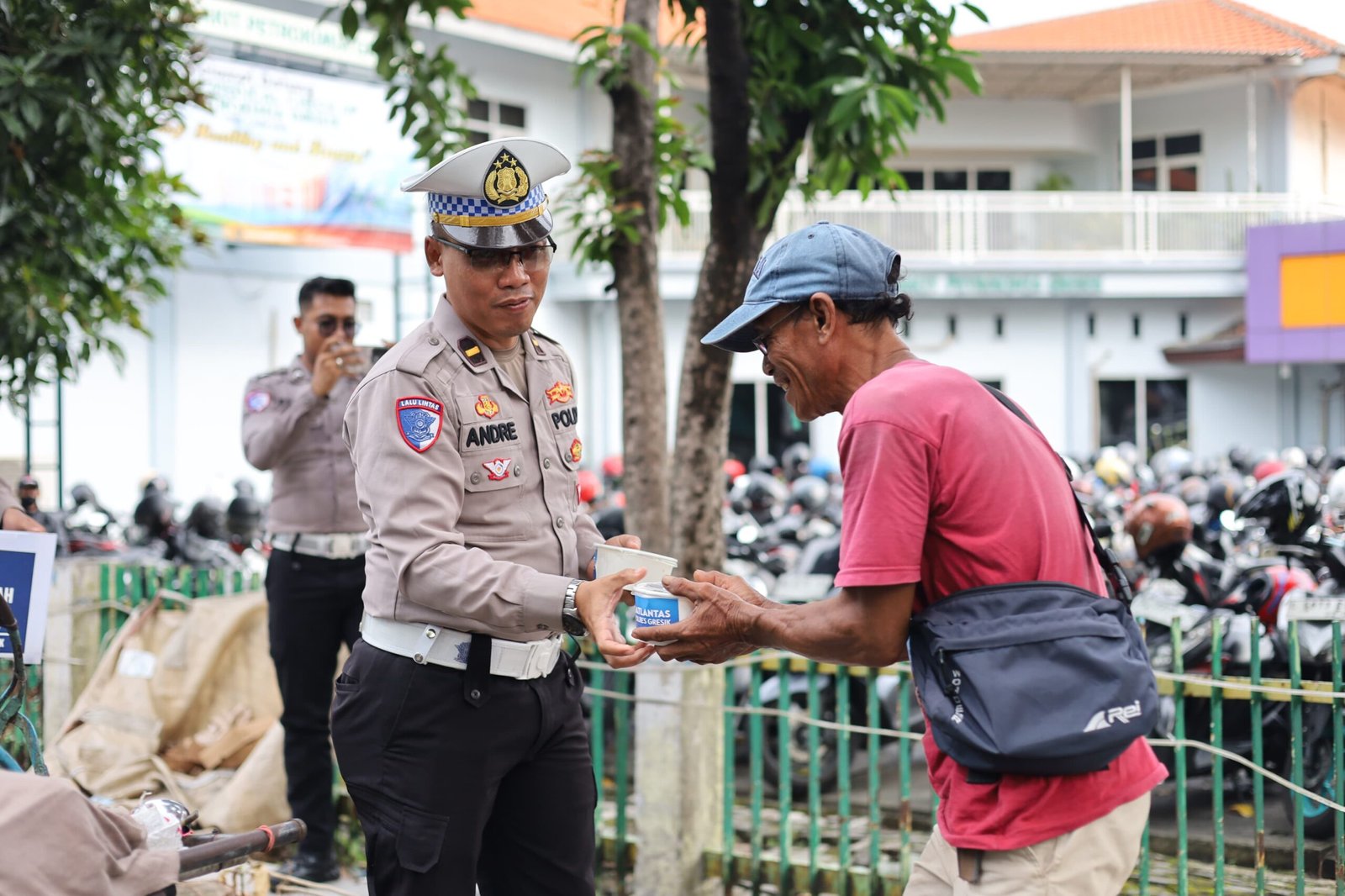Polres Gresik  Bagikan Paket Makanan,Peduli Untuk Berbagi 
