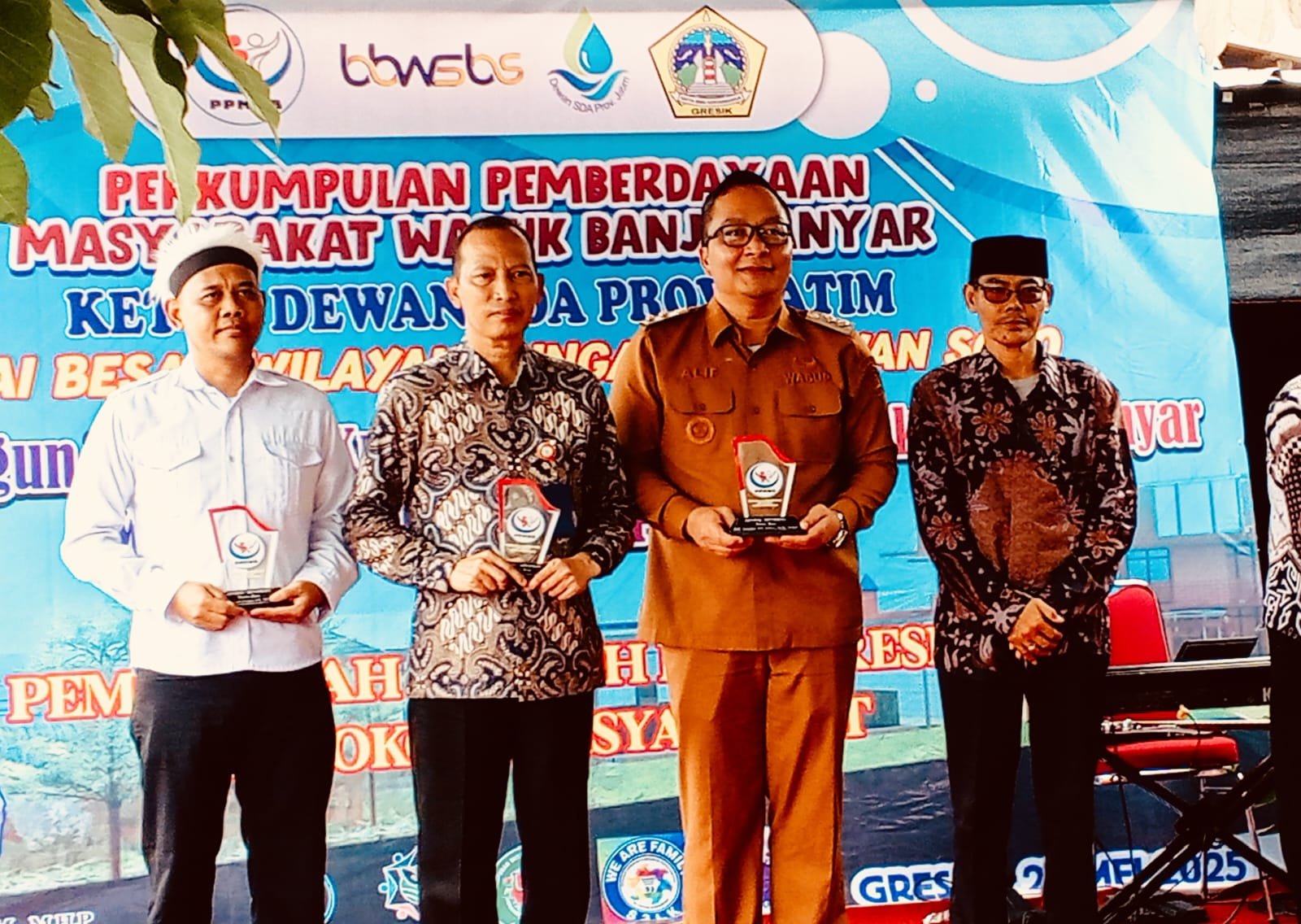 Penanaman 100 Pohon dan Ekonomi Kreatif di Gelar PPMWB di kantor Perkumpulan Pemberdayaan Waduk Banjaranyar Gresik