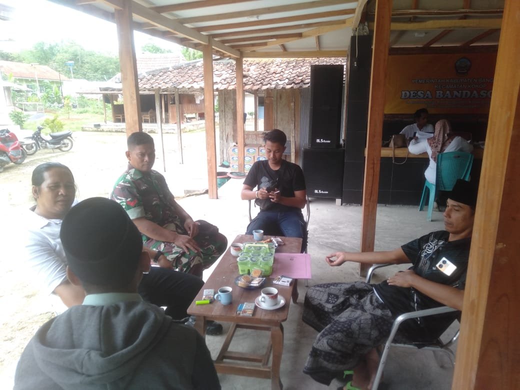 Babinsa Koramil 0829-18 Kokop Jalin Silaturahmi Lewat Anjangsana di Desa Banda Soleh